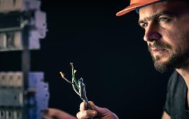 electricista-trabaja-central-electrica-cable-conexion-electrica_169016-18199[1]