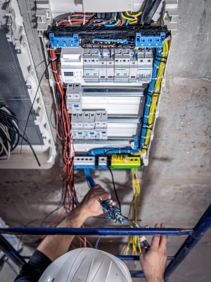 electricista-trabaja-centralita-cable-conexion-electrica_169016-15211[1]