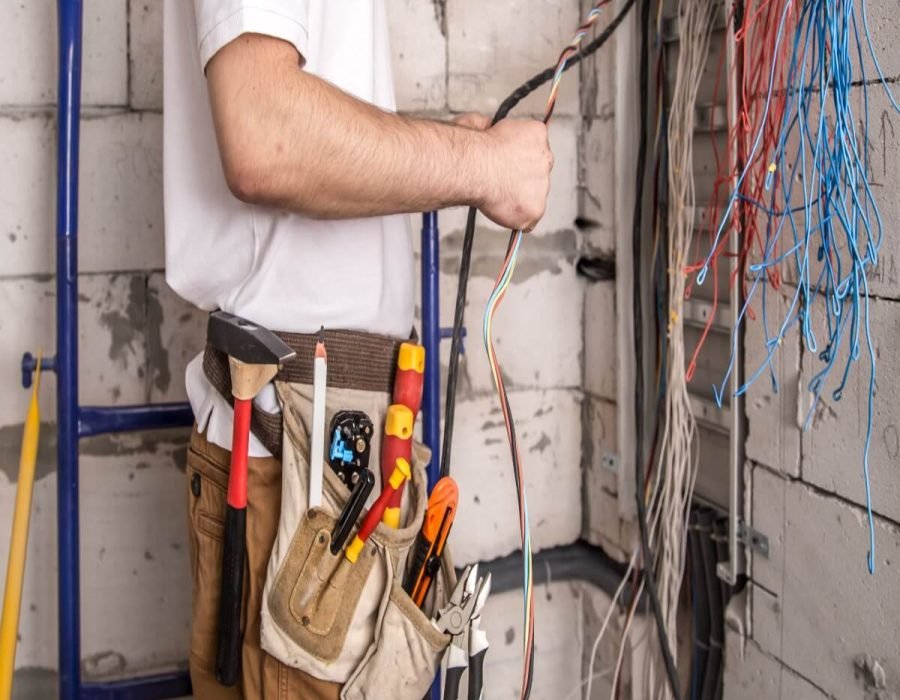 electricista-trabajando-cerca-del-tablero-con-cables-instalacion-y-conexion-de-electricidad-convertido-a-1200x1200 (1)