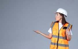 vista-frontal-constructor-femenino-tarjeta-bancaria-negra-sus-manos-pared-gris_140725-152100[1]